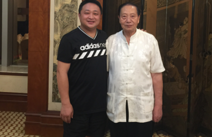 董事长张小合（左）与湖南湘乡建市市长廖六如